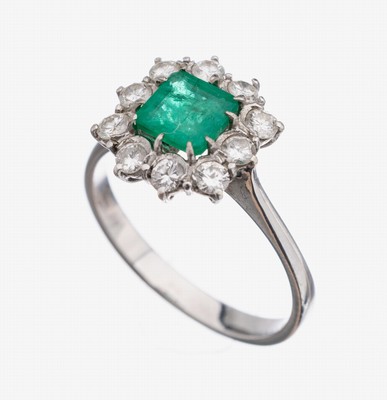 18 kt Gold Smaragd-Brillant-Ring, WG 750/000, mittig Smaragd im Treppenschliff ca. 1.0 ct, 10 Brillanten zus. ca. 0.50 ct Weiß/si, RW 56, ca. 3.7 g