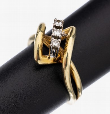 14 kt Gold Brillant-Ring, GG/WG 585/000, außergewöhnliche Gestaltung, 3 in WG gefasste Brillanten zus. ca. 0.09 ct Weiß/si, RW 56, ca. 6.2 g, ...