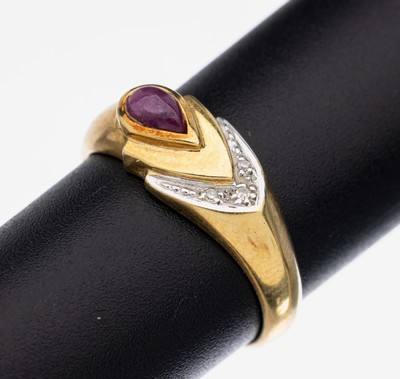 14 kt Gold Rubin-Diamant-Ring, GG 585/000, kl. tropfenf. Rubin-Cabochon, 3 kl. 8/8-Diamanten, RW 59, ca. 3.6 g