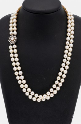 Zuchtperl-Collier mit 18 kt Gold Brillant- Schmuckschließe, WG 750/000, 120 Zuchtperlen, D. ca. 7.0 mm, Schließe mit 8 Brillanten zus. ca. 0.16 ct ...