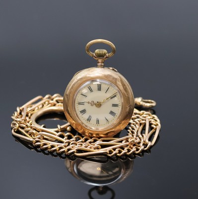 Offene Damentaschenuhr mit Kette in RoseG 585/000, Schweiz um 1900, Geh. dell., Rückdeckel floral grav., Metallcuvette, Emailzifferbl. m. röm. ...
