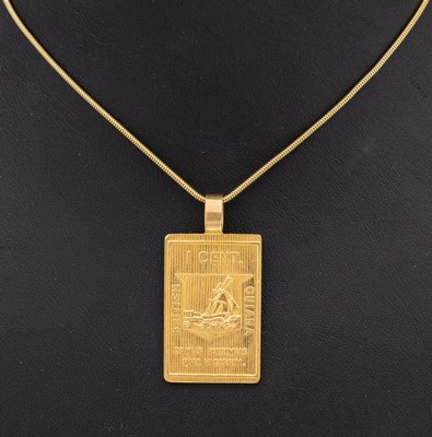 21.6 kt Gold Anhänger, GG 900/000, Darstellung: "Die älteste Briefmarke von British Guiana 1852, one Cent schwarz-rot, Auflage 15000, ...