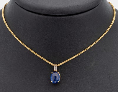 18 kt Gold Saphir Diamant Anhänger, an Kette, GG 750/000, ovaler Saphir-Cabochon ca. 2.20 ct, Diamant-Baguette ca. 0.20 ct Weiß/si, total ca. 5.9 ...