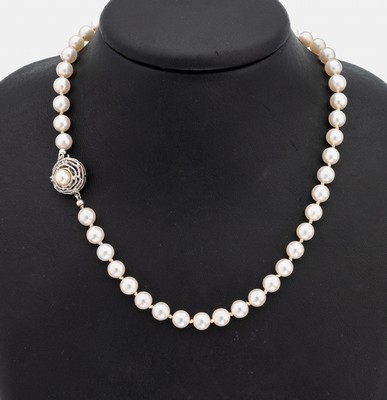 Zuchtperl-Collier mit 18 kt Gold Schließe, WG 750/000, Akoyazuchtperlen, D. ca. 6.9 mm, L. ca. 49.5 cm, Steckschließe