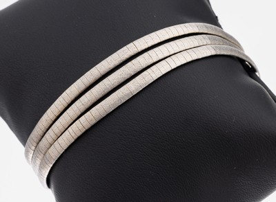 18 kt Gold Armband, WG 750/000, 3-rhg., L. ca. 18 cm, Kastenschloss mit 2 Sicherheitsacht, ca. 29.8 g