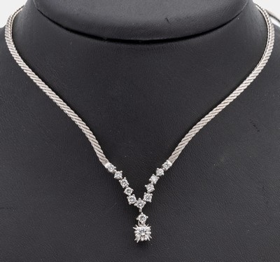 14 kt Gold Brillant-Collier, WG 585/000, 13 Brillanten zus. ca. 0.70 ct Weiß/si, ca. 17.9 g, L. ca. 45 cm, Kastenschloss mit Sicherheitsacht