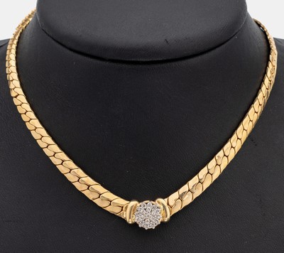 14 kt Gold Brillant-Collier, GG 585/000, aufgelegte Blüte in WG mit Brillanten zus. ca. 0.31 ct Weiß/p 1, mehrstufiger Aufbau, total ca. 14.2 g, L. ...