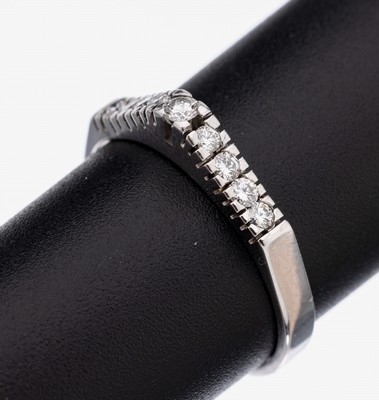 14 kt Gold Brillant-Ring, WG 585/000, 9 Brillanten zus. ca. 0.22 ct feines Weiß/si, RW57, ca. 2.6 g