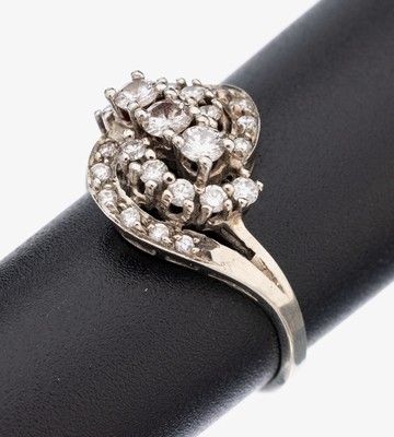 14 kt Gold Brillant-Ring, WG 585/000, Aufbau in mehreren Ebenen, 25 Brillanten zus. ca. 0.54 ct Weiß/si-p 1, RW 53, ca. 3.2 g