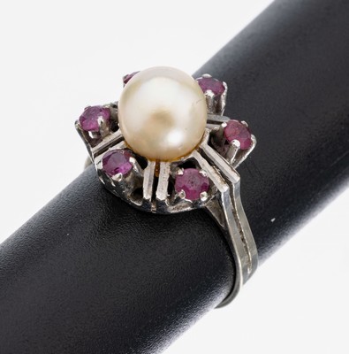 18 kt Gold Perl-Rubin-Ring, WG 750/000, mittig Zuchtperle, D. ca. 7.1 mm, umgeben von 6 kl. rundfacett. Rubine, RW 49, ca. 3.8 g