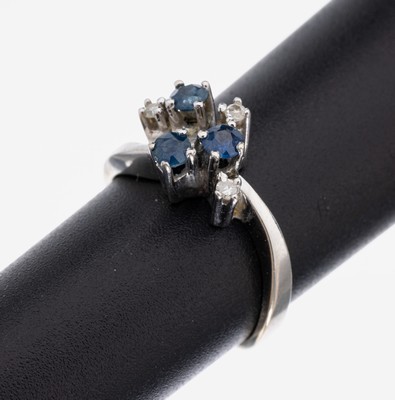 14 kt Gold Saphir-Diamant-Ring, WG 585/000,asymmetrischer Aufbau, 3 rundfacett. Saphire zus. ca. 0.10 ct, 3 8/8-Diamanten zus. ca. 0.04 ct (grav.) ...