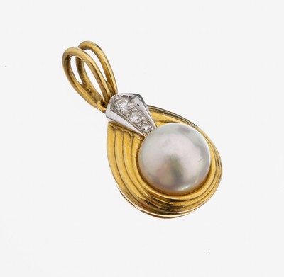 18 kt Gold Perl-Diamant-Anhänger, GG/WG 750/000, gerieft, mittig Zuchtperle, D. ca. 8 mm, 3 kl. in WG gefasste 8/8-Diamanten, ca. 4.6 g