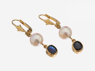 Paar 18 kt Gold Perl-Saphir-Ohrhänger, GG 750/000, länglich bewegl., 2 Zuchtperlen, D. ca. 7.5 mm, 2 bewegl. abgehängte ovalfacett. Saphire, L. ...