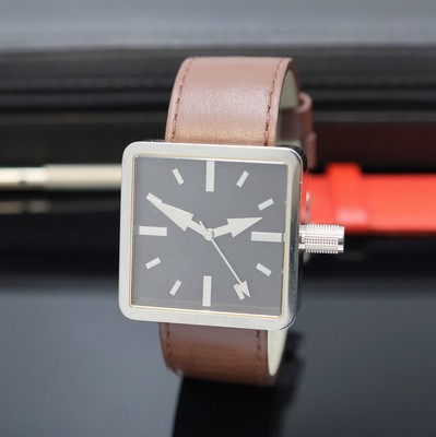 Quadratische Armbanduhr, Schweiz um 2000, Automatik, Stahlgeh., Boden u. Krone verschr., orig. Lederband m. Dornschl., schwarzes Zifferbl. m. silb. ...