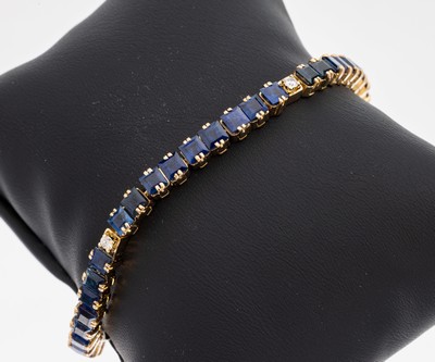18 kt Gold Saphir-Brillant-Armband, GG 750/000, 41 Saphir-Carrees zus. ca. 8.10 ct, versch. Blautöne, 4 Brillanten zus. ca. 0.20 ct feines ...