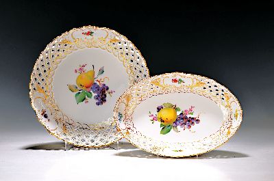 2 Schalen, Meissen, 20. Jh., 1. Wahl, Rand in Durchbrucharbeit mit Goldstaffage, mittig bunt bemalt mit Obstbukett, 1x H. ca. 5cm, D. ca. 24cm, 1x ...