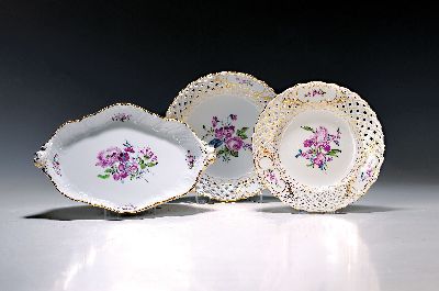 Zwei Schalen und ein Teller, Meissen, 20. Jh., 1. Wahl, zwei mit Rand in Durchbrucharbeit,Goldstaffage, violette Blumenmalerei, ovale Schale ca. ...