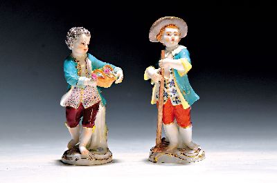 2 Porzellanfiguren, Meissen, 20. Jh., 1. Wahl, Gärtnerkinder mit Rechen bzw. Blumenkorb, bunt bemalt, Goldstaffage, H. ca. 13 bzw. 13.5cm