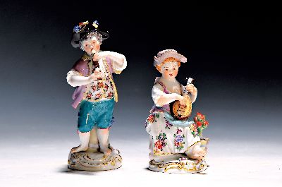 2 Porzellanfiguren, Meissen, 20. Jh., 1. Wahl, Mädchen mit Mandoline und Junge mit Flöte, bunt bemalt, Goldstaffage, H. ca. 11 bzw. 13.5cm, Hut des ...