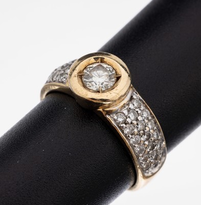 14 kt Gold Brillant-Ring, GG/WG 585/000, mittig Brillant ca. 0.25 ct Weiß/si, Ringschultern mit 36 Brillanten zus. ca. 0.32 ct Weiß/si, RW 48, ca. ...
