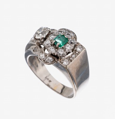 14 kt Gold Smaragd-Diamant-Ring, WG 585/000, außergewöhnliche Gestaltung, 1 Smaragd im Treppenschliff (min. besch.) ca. 0.05 ct, 20 ...