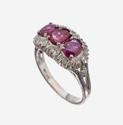 14 kt Gold Rubin-Diamant-Ring, WG 585/000, 3 ovalfacett. Rubine zus. ca. 1.50 ct, 26 8/8-Diamanten zus. ca. 0.13 ct Weiß/p, volutenf. ...