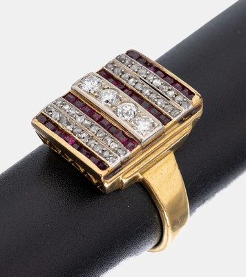 18 kt Gold Diamant-Rubin-Ring, GG/WG 750/000, mittig 3 Brillanten und 1 Altschliffdiamant zus. ca. 0.28 ct Weiß/si, 40 Diamantrosen zus. ca. 0.20 ...