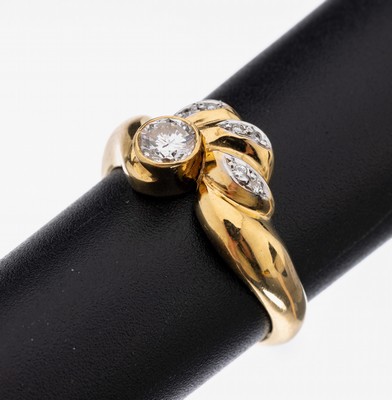 18 kt Gold Brillant-Ring, GG 750/000, außergewöhnliche Gestaltung, Brillant ca. 0.30 ct Weiß/p 1, 6 weitere Brillanten zus. ca. 0.03 ct Weiß/si, ...