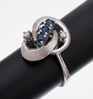 14 kt Gold Saphir-Brillant-Ring, WG 585/000part. sat., außergewöhnliche Gestaltung, 3 rundfacett. Saphire zus. ca. 0.12 ct, 2 Brillanten zus. ca. ...