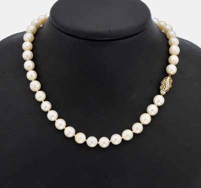 Zuchtperl-Collier mit 14 kt Gold Schließe, GG/WG 585/000, Akoyazuchtperlen, D. ca. 7.5 mm, Steckschließe, L. ca. 45 cm