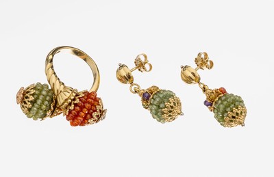 18 kt Gold Farbstein-Schmuckset, GG 750/000, best. aus: Paar Ohrstecker und Ring RW 55, facett. Synthesen in Orange und Grün, ausgefallene ...