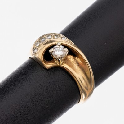 14 kt Gold Brillant-Ring, GG 585/000, außergewöhnliche Gestaltung, erhaben gefassterBrillant ca. 0.20 ct Weiß/si, 6 weitere Brillanten zus. ca. ...
