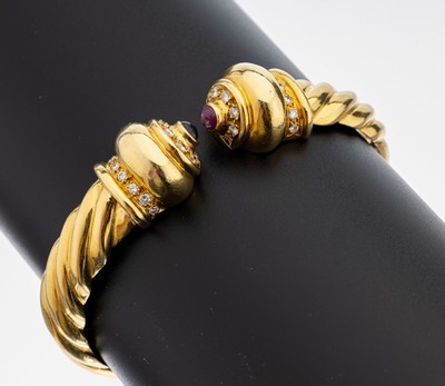 18 kt Gold Brillant-Farbstein-Armspange, GG750/000, 28 Brillanten zus. ca. 0.80 ct Weiß/si, 1 Rubin- und 1 Saphir-Cabochon zus. ca. 0.40 ct, beide ...