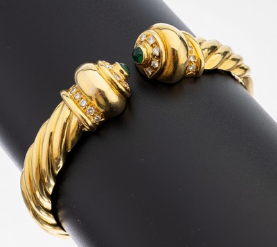 18 kt Gold Brillant-Smaragd-Armspange, GG 750/000, 28 Brillanten zus. ca. 0.80 ct Weiß/si, 2 Smaragd-Cabochons zus. ca. 0.22 ct,1 Stein besch., D. ...