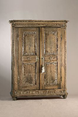 Eleganter zweitüriger Schrank, klassizistisch, um 1800, Nussbaum massiv, reich kassettiert, abgeflachte Ecken mit stil. Zopfmuster, Kassetten mit ...