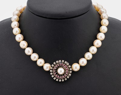 Zuchtperl-Collier mit 14 kt Gold Brillant- Rubin-Schmuckschließe, WG 585/000, Akoyazuchtperlen, D. ca. 6.4 mm, Kastenschließe mit ...