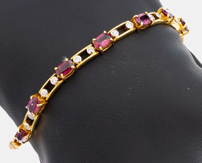 22 kt Gold Rubin-Brillant-Armband, GG/WG 916/000, 8 ovalfacett. Rubine zus. ca. 4.80 ct, 16 in WG gefasste Brillanten zus. ca. 0.20 ct Weiß/si, L. ...