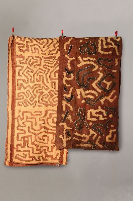 2 Wickelröcke oder Tanzkleider, Raffia-Gewebe, Kuba/Bushong, Kongo, um Anfang 20. Jh., roter Grundstoff mit aufgenähtem sandfarbenen Linienmuster, ...