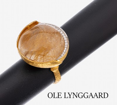 18 kt Gold OLE LYNGGAARD Rutilquarz-Brillant- Ring, GG 750/000, Oberfläche strukt., aus der LOTUS Kollektion, Entwurf Charlotte Lynggaard, mittig ...