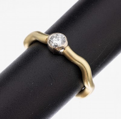 14 kt Gold Brillant-Ring, GG/WG 585/000, außergewöhnliche Ringschiene, GG sat., in WG gefasster Brillant ca. 0.28 ct feines Weiß/lr (Angaben ...