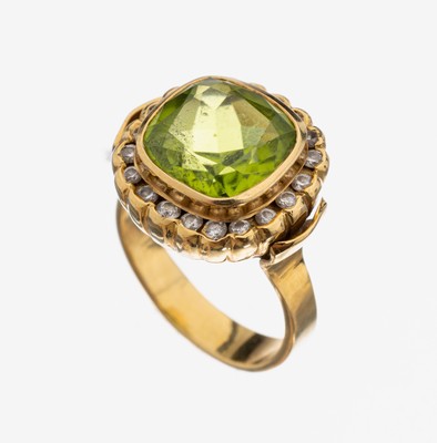 18 kt Gold Peridot-Brillant-Ring, GG 750/000, facett. Peridot ca. 5.0 ct, 20 Brillanten zus. ca. 0.20 ct Weiß/si, RW 51, ca. 8.1 g