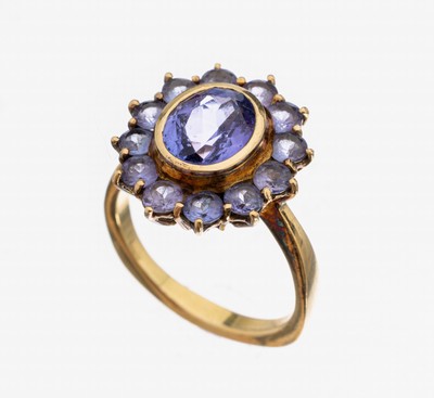 18 kt Gold Tansanit-Ring, GG 750/000, mittig ovalfacett. Tansanit ca. 1.10 ct, umgeben von 12 rundfacett. Tansaniten zus. ca.1.0 ct, RW 55, ca. 6.5 g