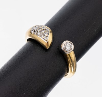 18 kt Gold Brillant-Ring, GG/WG 750/000, außergewöhnliche Gestaltung, 15 Brillanten zus. ca. 0.17 ct Weiß/si, RW 57, ca. 5.2 g