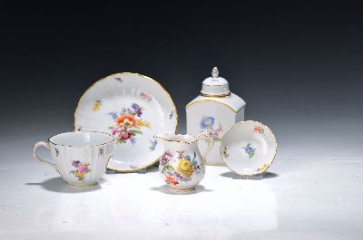 Fünf Teile Meissen-Porzellan, um 1900-2.H.20.Jh., Teedose Meissen, Blume 1, 2.H.20.Jh., 1. Wahl, H.ca. 14 cm; Sahnegiesserum 1900, bunte ...