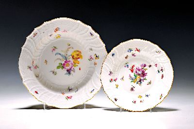 Zwei Teller, Meissen, um 1900/10, Neubrandenstein-Relief, polychrome Blumenbukettmalerei mit Insekten: ein tiefer Teller, Goldrand part., berieben, ...