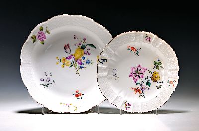 Zwei Teller, Meissen, 18. Jh., Porzellan, polychrome Blumenbukettmalerei in asymmetrischer Anordnung, braune Ränder: ein großer Teller mit ...