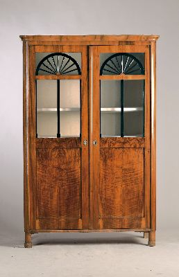 Biedermeier, Vitrine, um 1830, Nußbaumfurnier, zweitürig verglast, Versprossung erneuert worden, Innen mit Stoff ausgekleidet und 4 Einlegeböden, ...