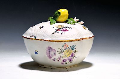 Deckelterrine, Meissen, 18.Jh., Porzellan, Korbrand, polychrome Bemalung von deutschen Blumengebinden, Deckelbekrönung in Form einer großen ...