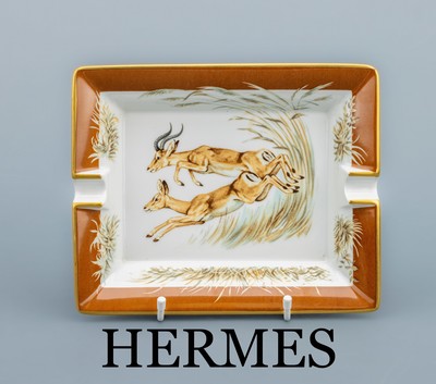 HERMES Aschenbecher, Porzellan, weißer Fondmit Springböcken, Fahne braun mit Goldrand, Boden mit braunem Velourleder, ca. 20 x 16.5 cm, sign.