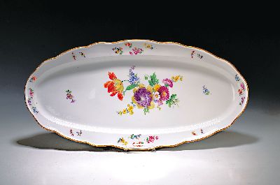Große Hechtplatte, Meissen, um 1900, Porzellan, besonders reiche polychrome Bemalung, L.ca. 64 cm, qualitätvolles Blumenbukett mit umlaufenden ...